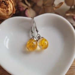 Boucles d'oreilles mini goutte en résine et fleurs d'Immortelle.