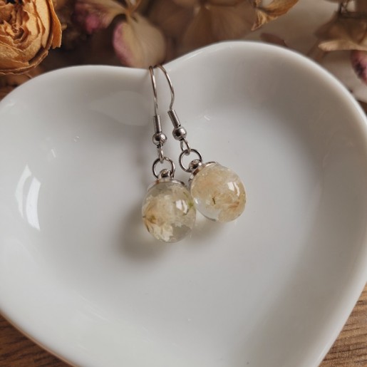 Boucles d'oreilles mini goutte en résine et fleurs de Gypsophiles.