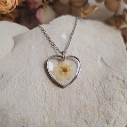 Pendentif coeur fleurs séchées de Spirée.
