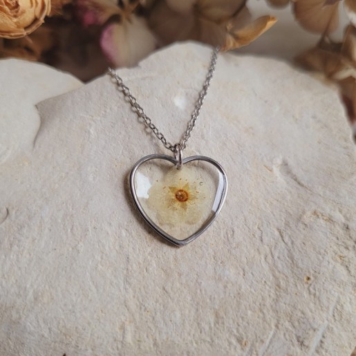 Pendentif coeur fleurs séchées de Spirée.