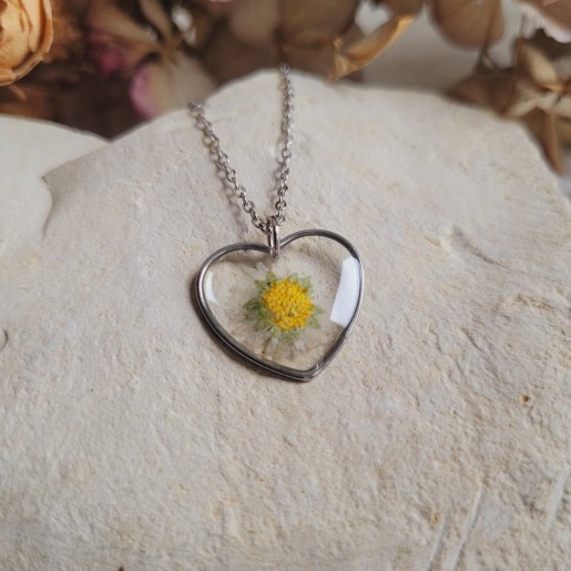 Pendentif coeur fleurs séchées de Pâquerette.