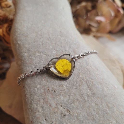 Bracelet en acier inoxydable et pendentif coeur avec fleur séchée de Bouton d'Or.