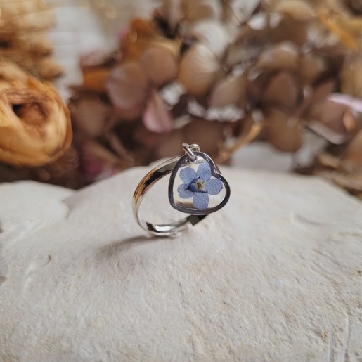 Bague fine réglable pendentif coeur avec fleur de Myosotis.