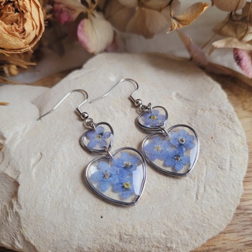 Boucles d'oreilles spéciales saint valentin, fleurs séchées de Myosotis.