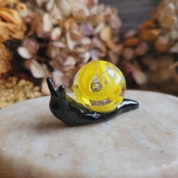 SYRUS, figurine escargot en résine avec une bille issue de récupération.
