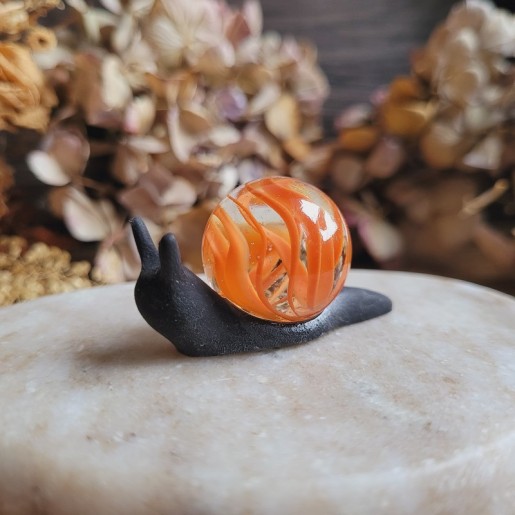 VICTORINE, figurine escargot en résine avec une bille issue de récupération.