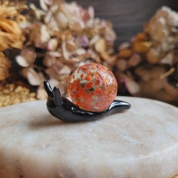 MERCURY, figurine escargot en résine avec une bille issue de récupération.