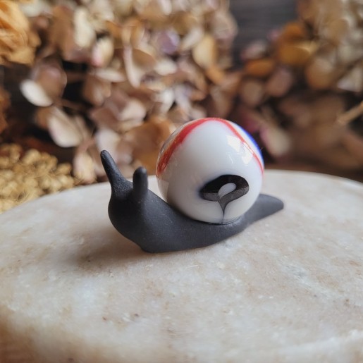 SMOKY, figurine escargot en résine avec une bille issue de récupération.