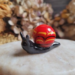 Maria, figurine escargot en résine avec une bille issue de récupération.