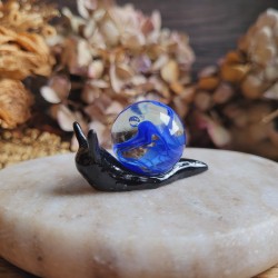 Zéphyr, figurine escargot en résine avec une bille issue de récupération.