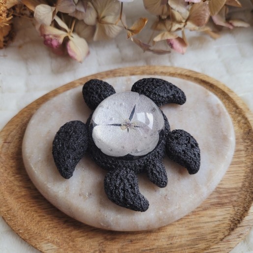 ARTEMIS, figurine tortue en résine et fleur séchée d'Hortensia.