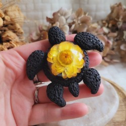 HÉLIA, figurine tortue en résine et fleur séchée d'Immortelle jaune.