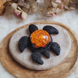 CLARISSE, figurine tortue en résine et fleur séchée d'Immortelle orange.