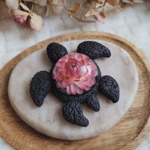SIXITNE, figurine tortue en résine et fleur séchée d'Immortelle rose.