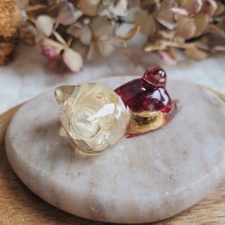 Freyja - Figurine chat en résine et fleurs séchées d'Immortelle.