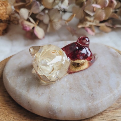 Freyja - Figurine chat en résine et fleurs séchées d'Immortelle.