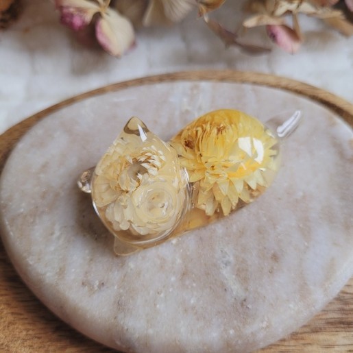 Perle - Figurine chat en résine et fleur séchée d'Immortelle.