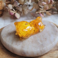 Hoshi - Figurine chat en résine et fleur séchée d'Immortelle.