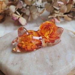 Ambre - Figurine chat en résine et fleurs séchées d'Immortelles.