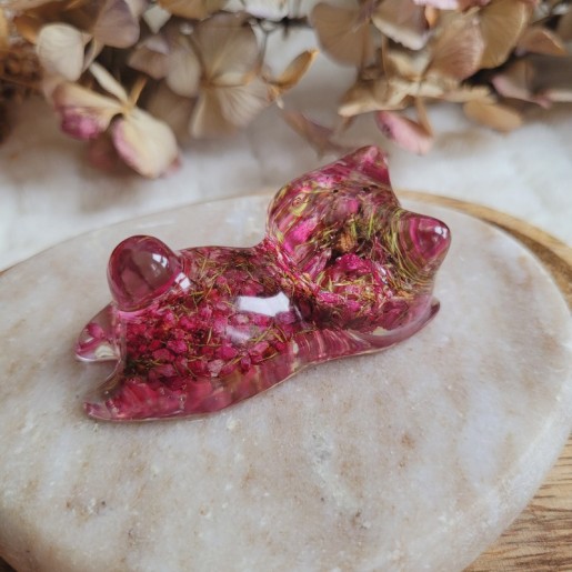 Romy - Figurine chat en résine et fleurs séchées de Bruyère.