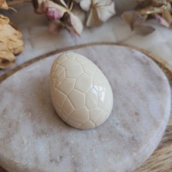 Magnet oeuf chocolat blanc en résine - Collection de Pâques.