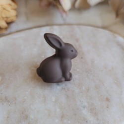 Magnet lapin chocolat noir en résine - collection de Pâques.