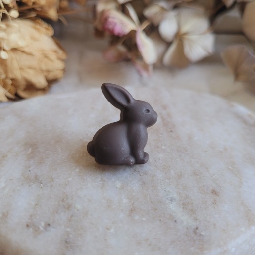 Pin's mini lapin en chocolat noir - Collection de Pâques.