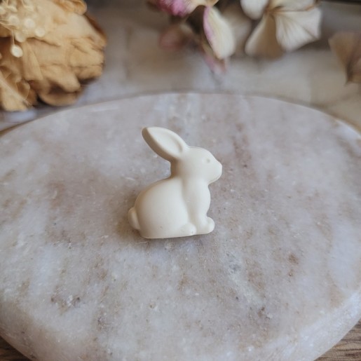 Pin's mini lapin en chocolat blanc - Collection de Pâques.