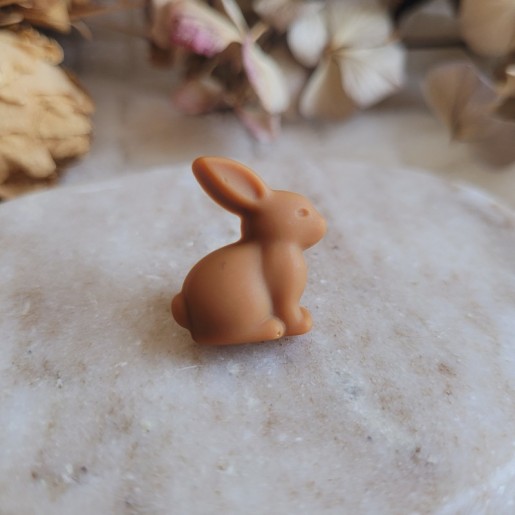 Pin's mini lapin en chocolat Dulcey - Collection de Pâques.
