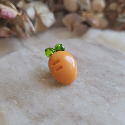 Pin's mini carotte en résine - Collection de Pâques.