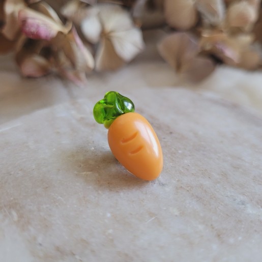 Pin's mini carotte en résine - Collection de Pâques.