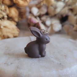 Pendentif mini lapin chocolat noir en résine - Collection de Pâques.