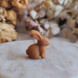Pendentif mini lapin chocolat dulcey en résine - Collection de Pâques.