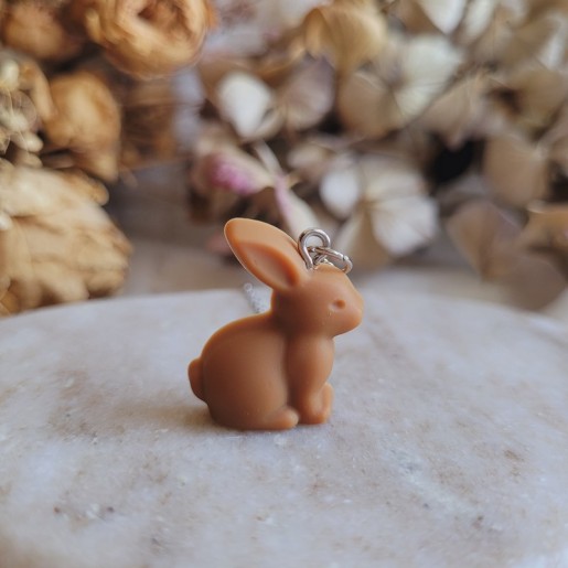 Pendentif mini lapin chocolat dulcey en résine - Collection de Pâques.