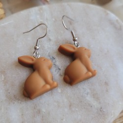 Boucles d'oreilles mini lapin chocolat Dulcey en résine - Collection de Pâques.