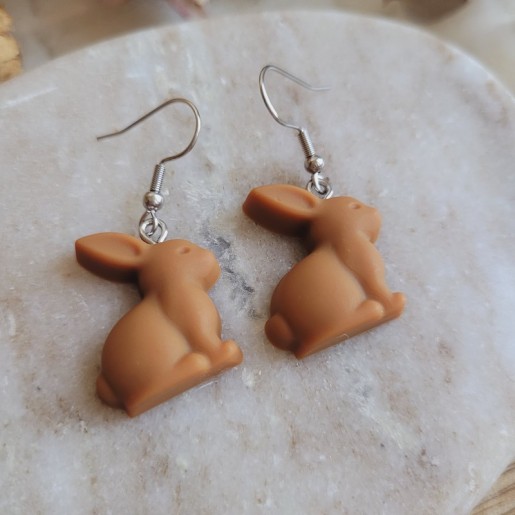 Boucles d'oreilles mini lapin chocolat Dulcey en résine - Collection de Pâques.