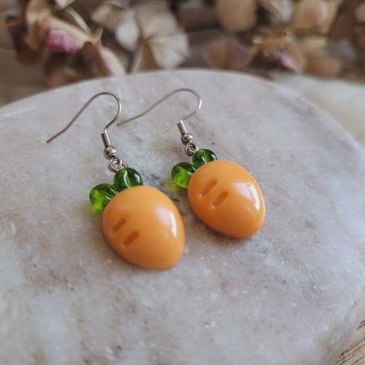Boucles d'oreilles mini carottes en résine - Collection de Pâques.