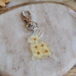 Porte-clé lapin fleuri en résine et fleurs séchées de Spirée - Collection de Pâques.