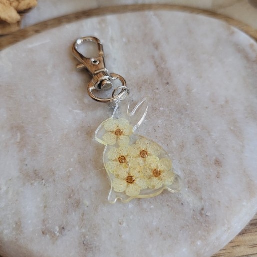 Porte-clé lapin fleuri en résine et fleurs séchées de Spirée - Collection de Pâques.