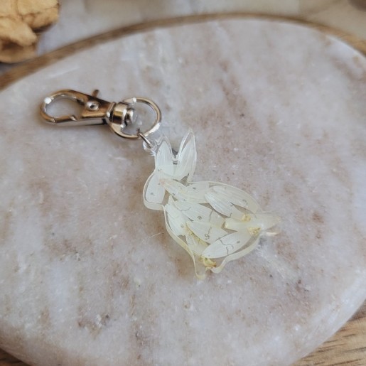 Porte-clé lapin fleuri en résine et fleurs séchées d'Immortelle - Collection de Pâques.