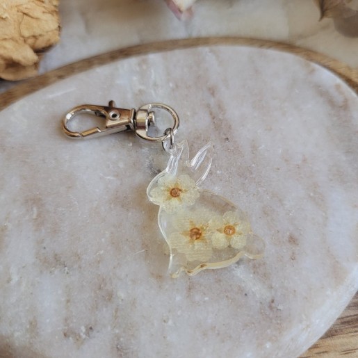 Porte-clé lapin fleuri en résine et fleurs séchées de Spirée - Collection de Pâques.