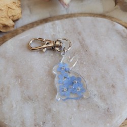 Porte-clé lapin fleuri en résine et fleurs séchées de Myosotis - Collection de Pâques.