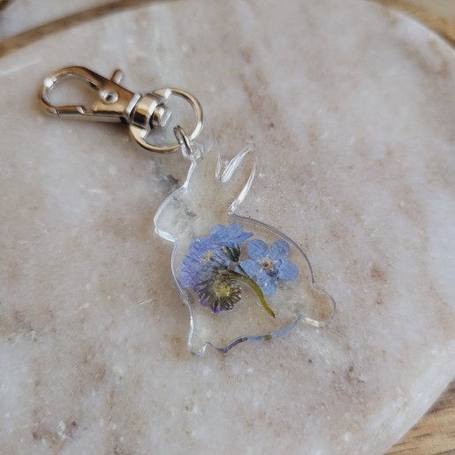 Porte-clé lapin fleuri en résine et fleurs séchées de Myosotis - Collection de Pâques.