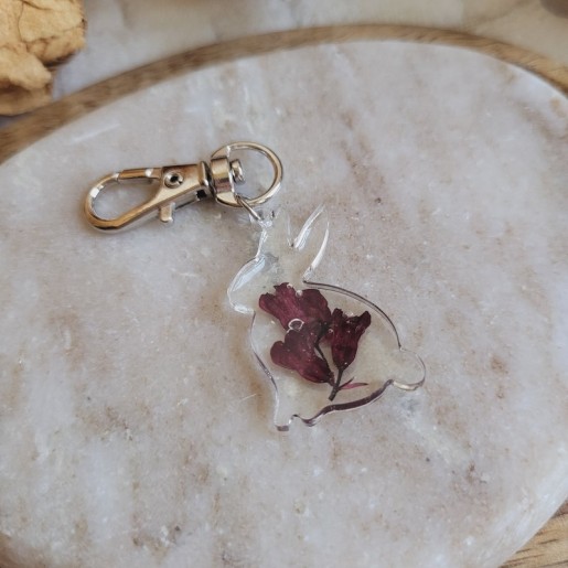 Porte-clé lapin fleuri en résine et fleurs séchées d'Heuchère - Collection de Pâques.