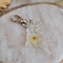 Porte-clé lapin fleuri en résine et fleurs séchées de Fraise - Collection de Pâques.