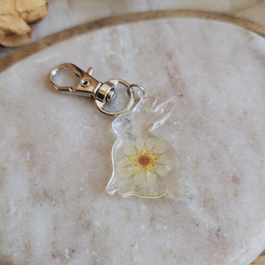Porte-clé lapin fleuri en résine et fleurs séchées de Fraise - Collection de Pâques.