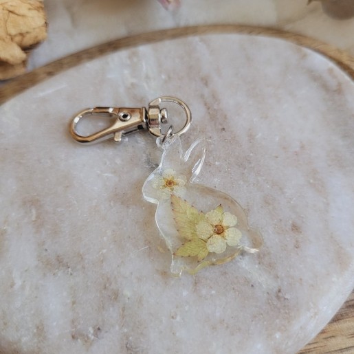 Porte-clé lapin fleuri en résine et fleurs séchées de Spirée et Fougère - Collection de Pâques.