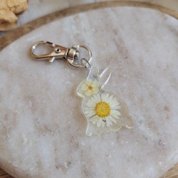 Porte-clé lapin fleuri en résine et fleurs séchées de Spirée et Pâquerette - Collection de Pâques.