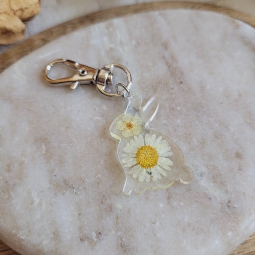 Porte-clé lapin fleuri en résine et fleurs séchées de Spirée et Pâquerette - Collection de Pâques.