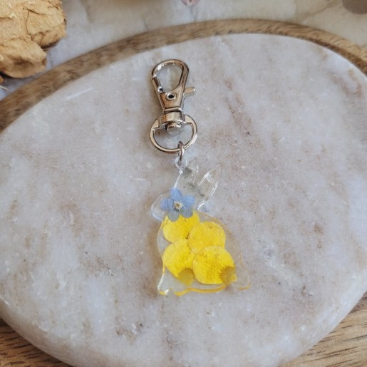 Porte-clé lapin fleuri en résine et fleurs séchées de Myosotis et Bouton d'Or - Collection de Pâques